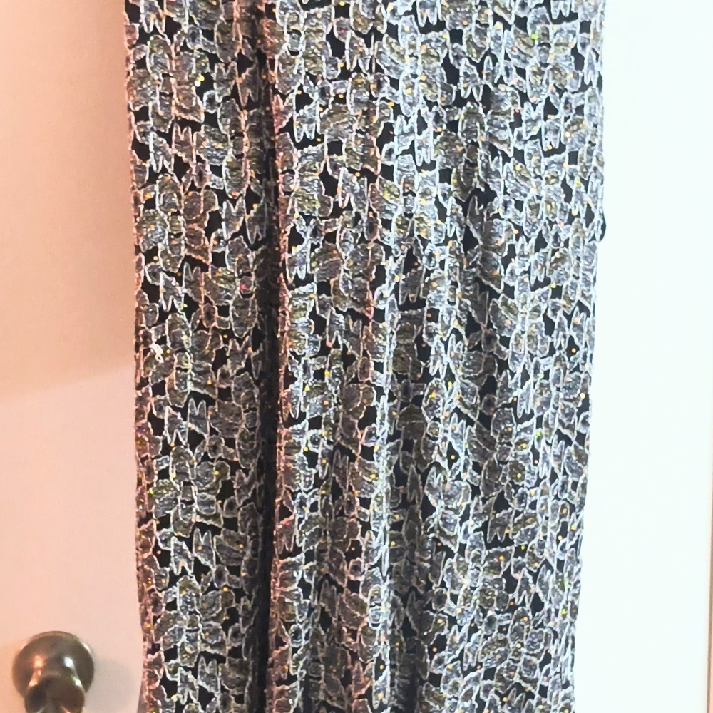 Black and Silver Metallic Lace-Effect Sleeveless Dress - Picture 9 of 10